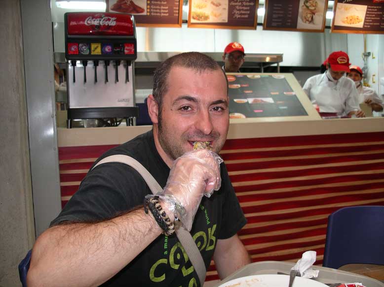 aqui te ponen guantes de plastico para comer el pollo. Cuanta finura por Dios